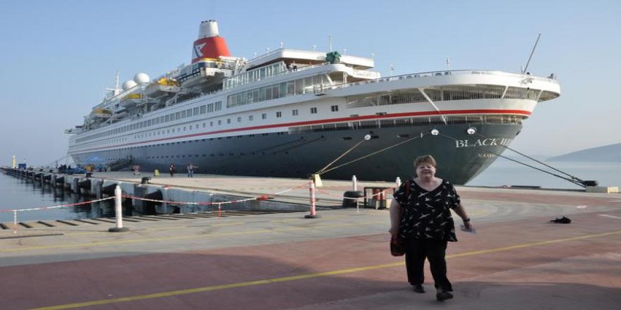 Dünya turuna çıkan gemi Kuşadası’na demir attı