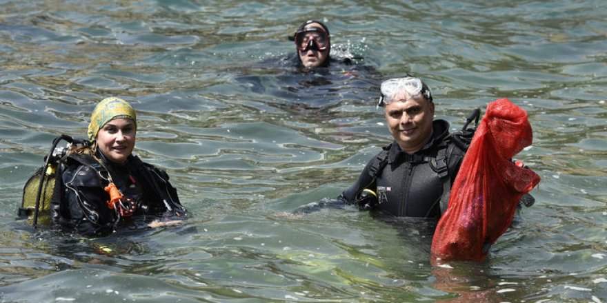 Kaleiçi Yat Limanı'nda denizden 10 çuval çöp çıktı