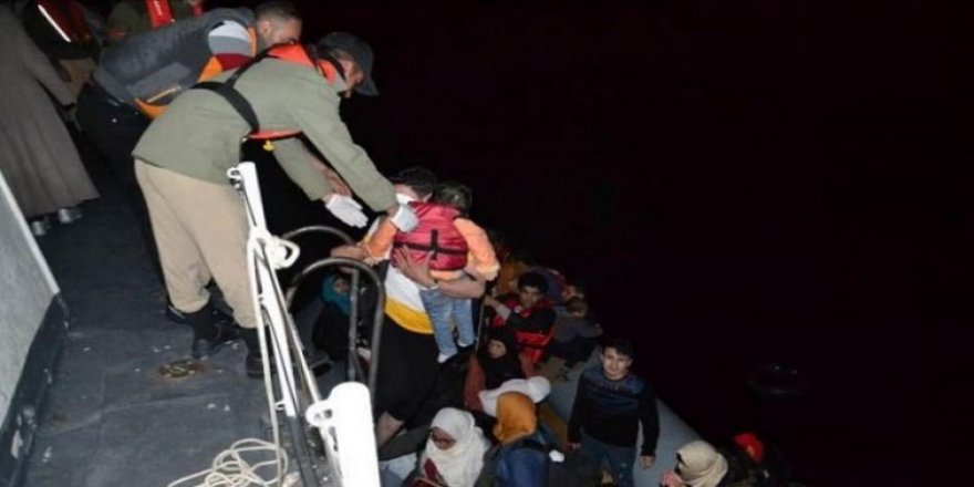Denizde sürüklenen kaçakları sahil güvenlik kurtardı