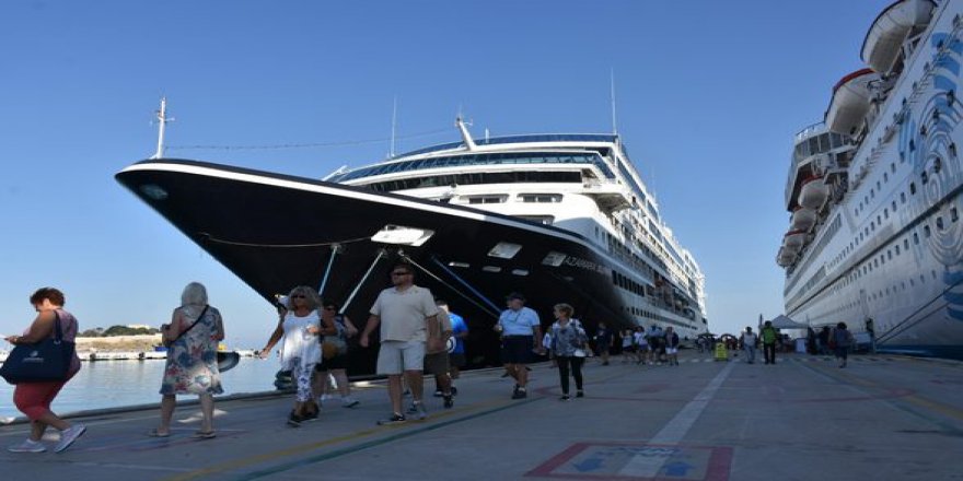 'Zenginler Gemisi' Azamara Journey Kuşadası'nda