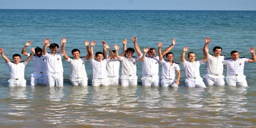 Genç denizciler, mezuniyeti denizde kutladı