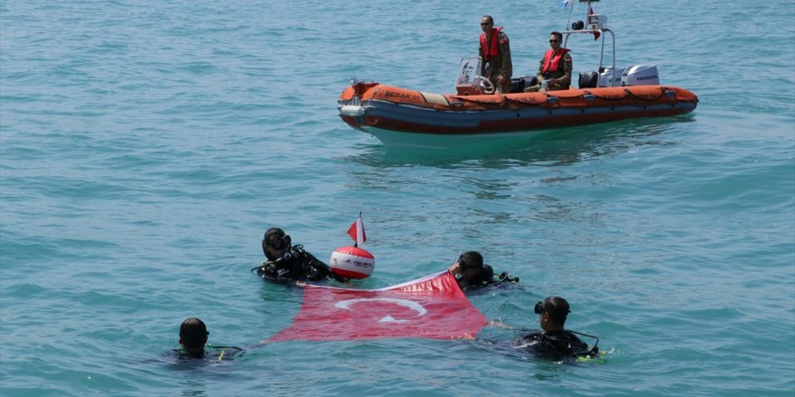 Batık gemiye dalış yapıp Türk bayrağı açtılar