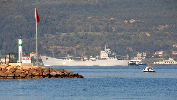Rus Donanması'na ait iki gemi, Çanakkale Boğazı'ndan geçti