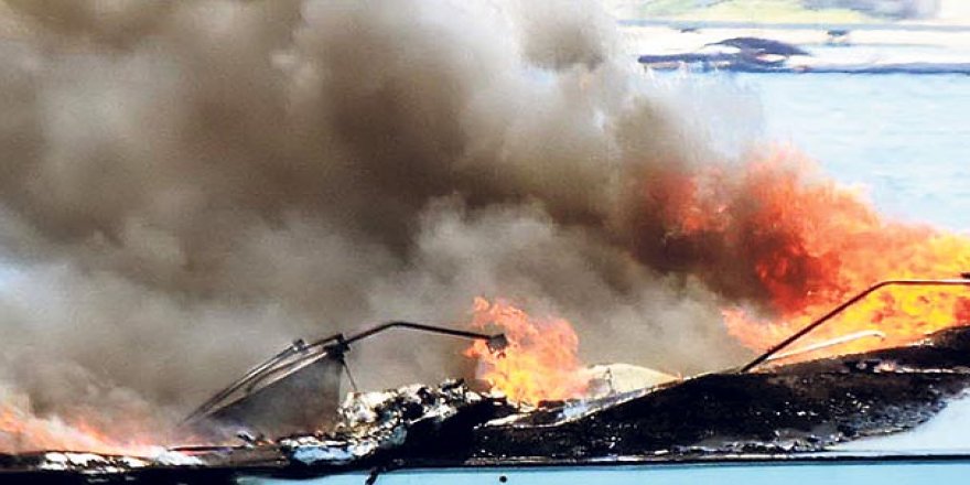 Bodrum'da yanan tekne battı