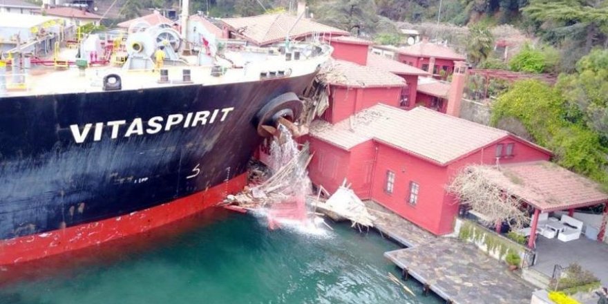 Tarihi yalıya çarpan gemi Türkiye’den ayrıldı