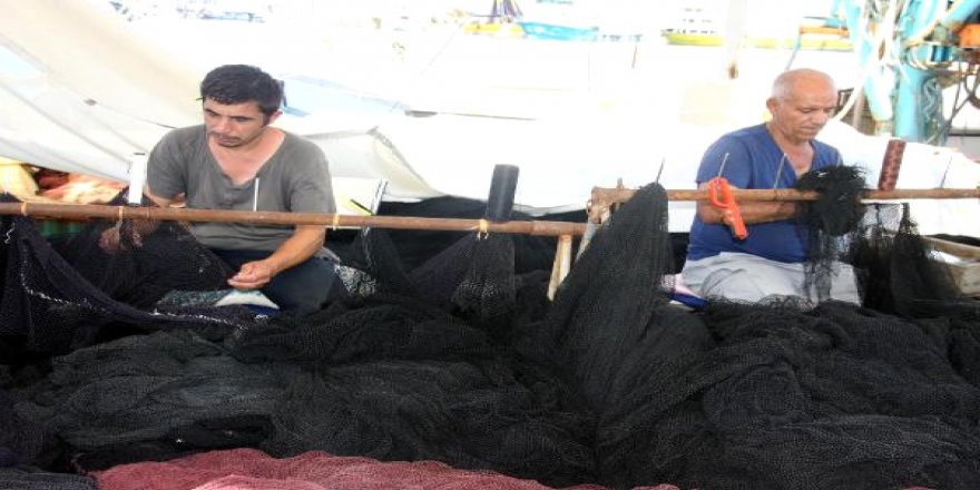 Balıkçılar harıl harıl tekne ve ağ onarıyor