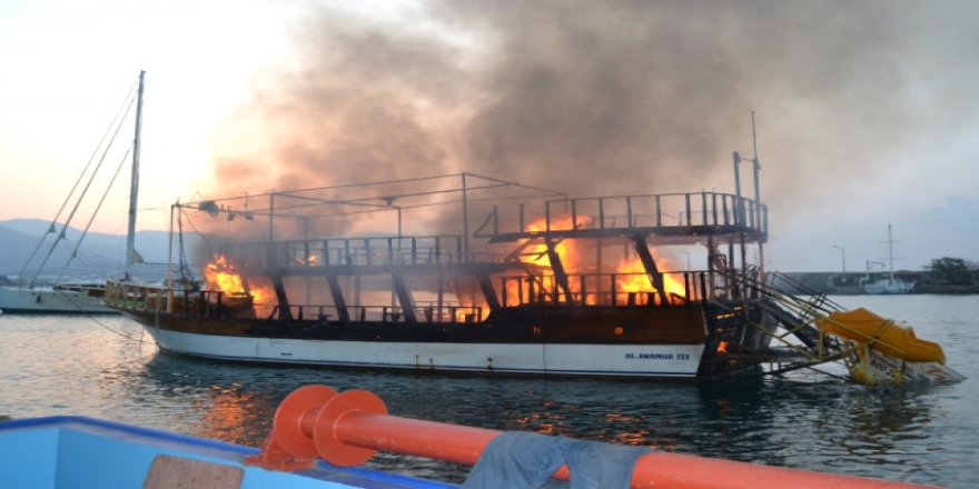 Limanda demirli tur teknesi alev alev yandı