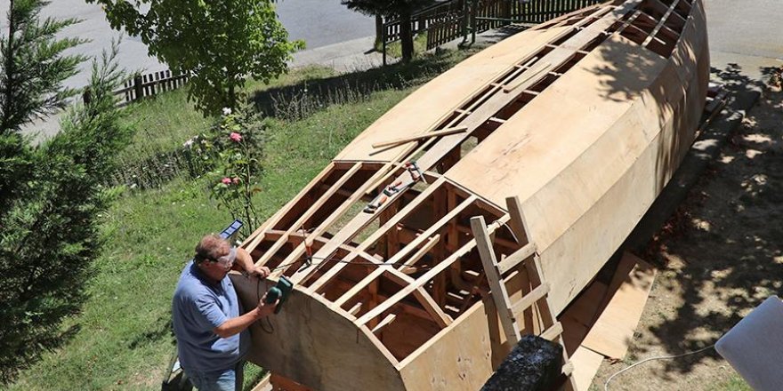 Bahçede yaptığı "Yelkenli" ile denize açılacak