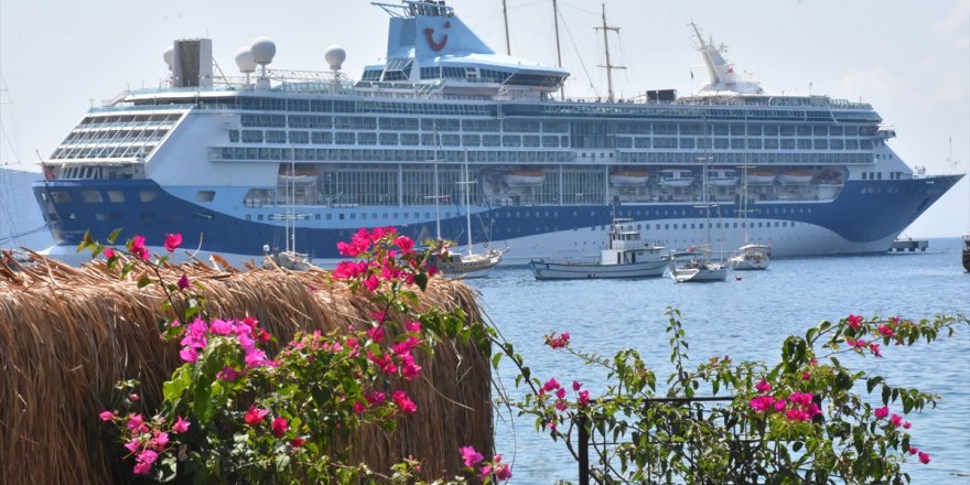 Bodrum'a iki kruvaziyer dolusu turist geldi