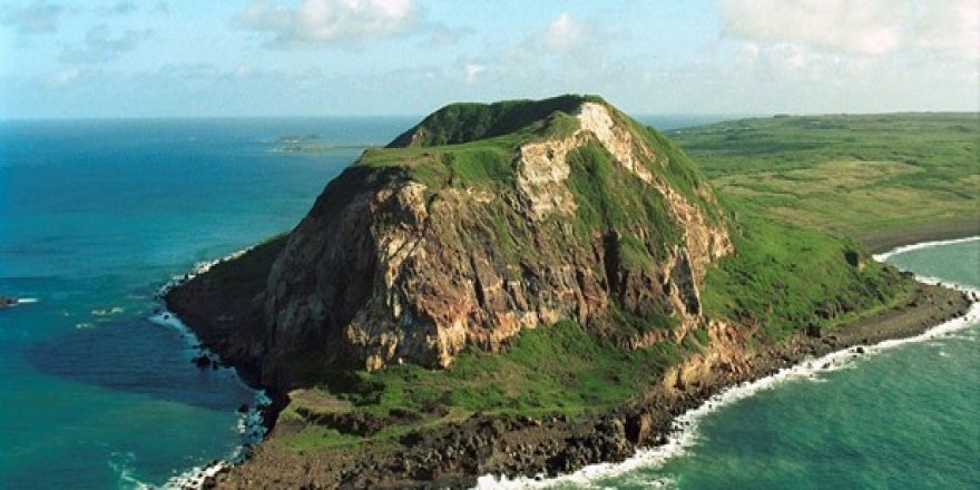 İwo Jima adasında deniz altında volkanik patlama