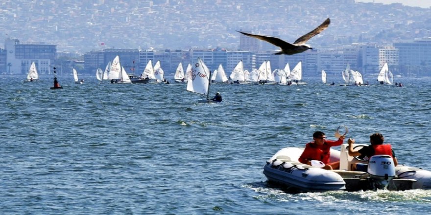 İzmir Körfezi rengarenk yelkenlilerle bezendi