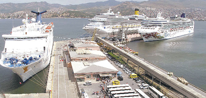 Alsancak Limanı'na 3 kruvaziyer 10 bin turist getirdi