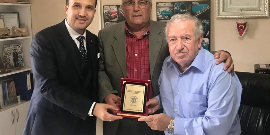 Doğusel’den duayen denizci Kazan’a plaket