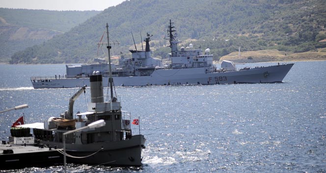 Savaş gemileri Çanakkale Boğazı'dan geçti