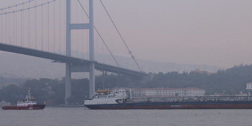 Arızalanan tanker Boğaz'dan römorkörlerle geçti