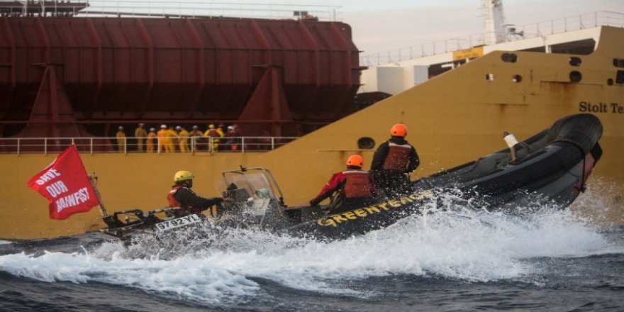 Gemide alıkonan Greenpeace aktivistleri serbest