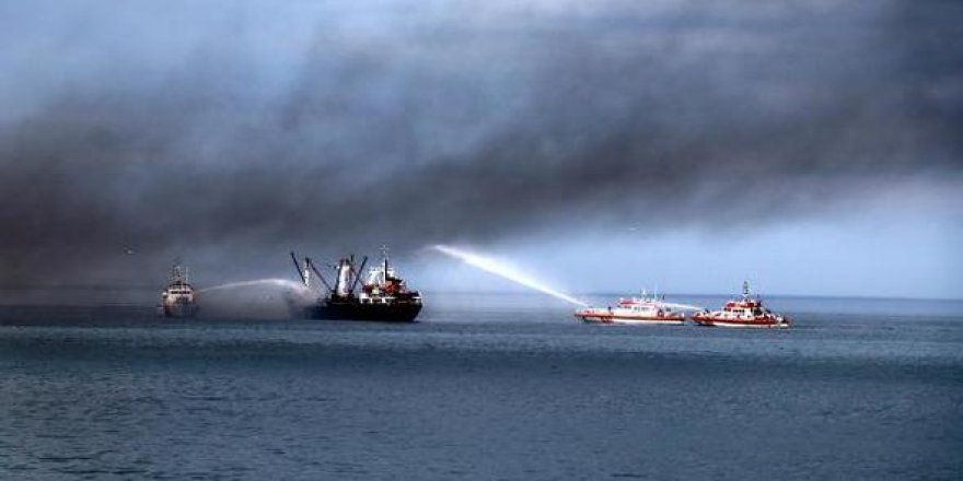 Trabzon’da yanan gemiyi görenler panik yaşadı