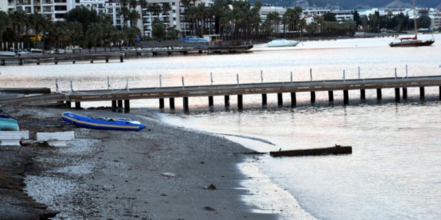 Marmarislileri korkutan deniz çekilmesi