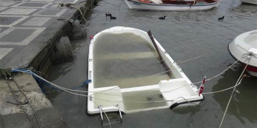 Silivri’de tekneler yağışa dayanamadı