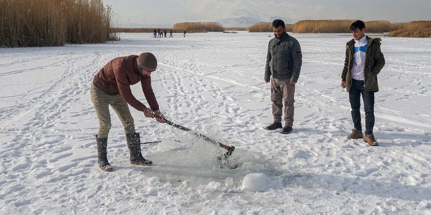 Donan gölde tehlikeli balık avı