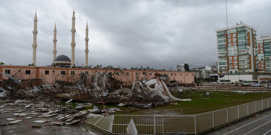 Antalya'yı hortum vurdu: Ölü ve yaralılar var