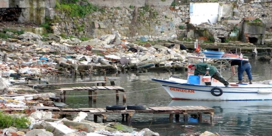 Balıkçı barınakları yıkıldı, çöplük oldu