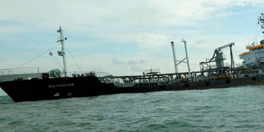 Malezya’da kayalıklara çarpan tanker battı