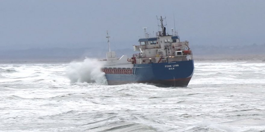 Kandıra'da gemi karaya oturdu