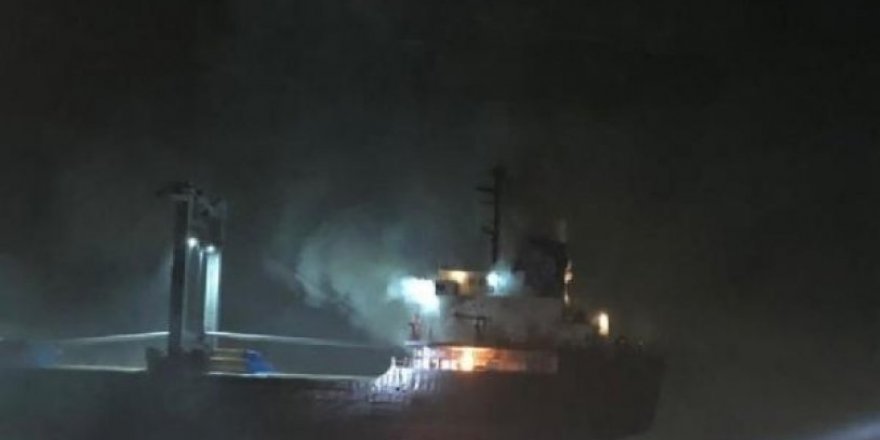 Venedik açıklarında kargo gemisi yandı