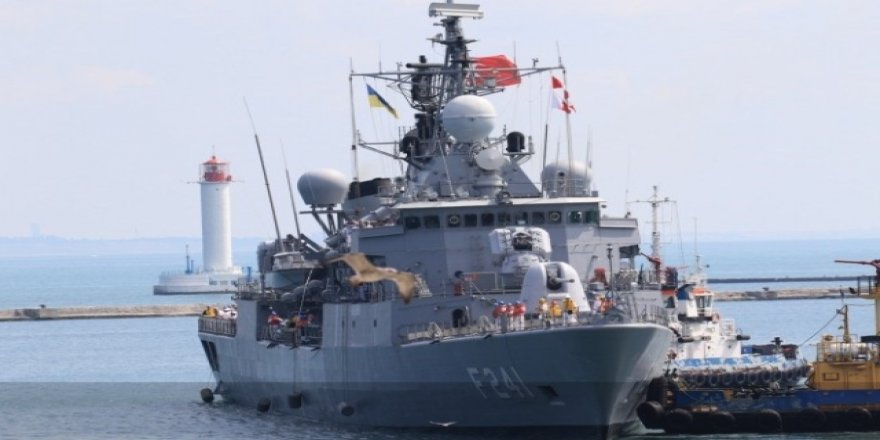Türk savaş gemileri limanları ziyaret ediyor