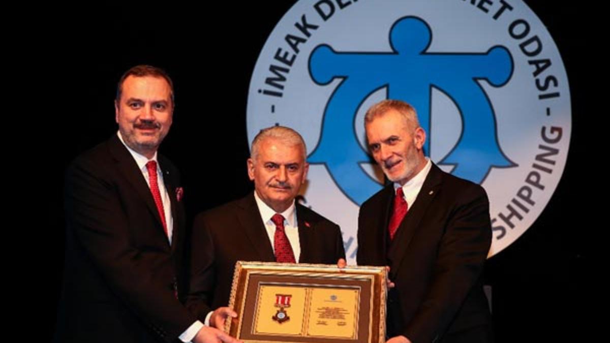 Binali Yıldırım'a Denizcilik Üstün Hizmet beratı