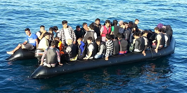 İzmir'de kaçakları taşıyan tekne battı