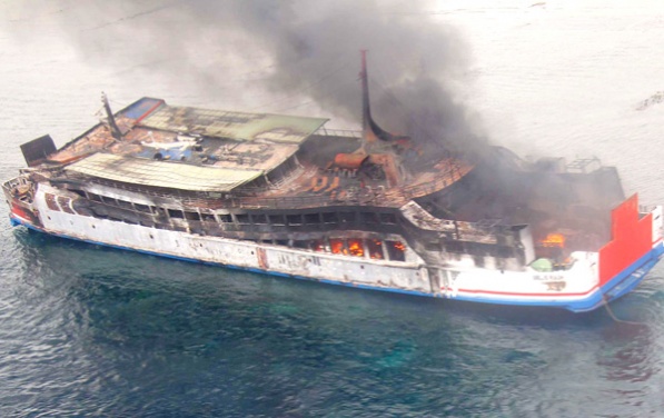 Endonezya'da feribot yanarak battı