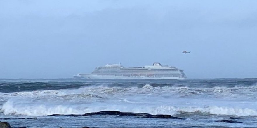 Sürüklenen gemideki yolcular kurtarılıyor
