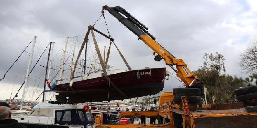 Bodrum'da limanda bağlı tekne battı