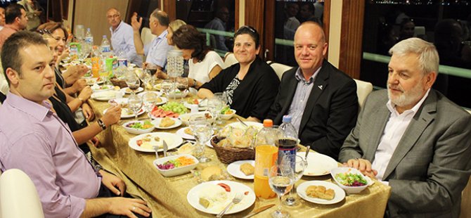 Mavi Marmara'dan Boğaz'da iftar yemeği