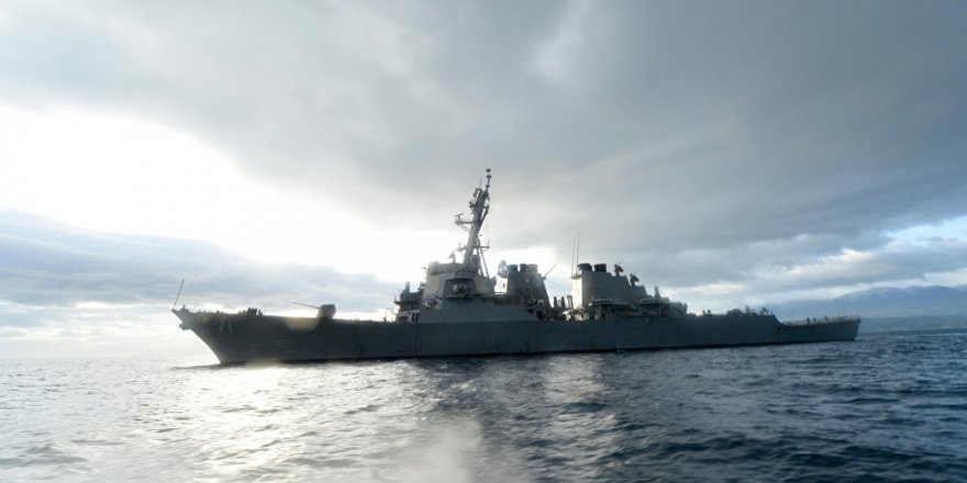 ABD savaş gemisi Rus gemilerinin kontrolünde