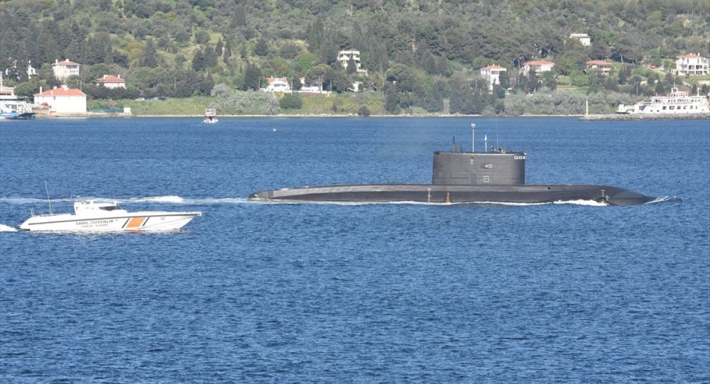 Rus denizaltısı ve kurtarma gemisi Boğaz'dan geçti