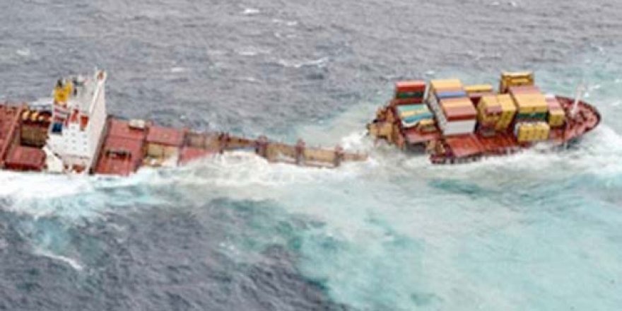 Japonya açıklarında iki yük gemisi çarpıştı