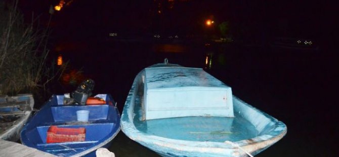 Bodrum'da arızalanan tekne aydınlatma direğini devirdi