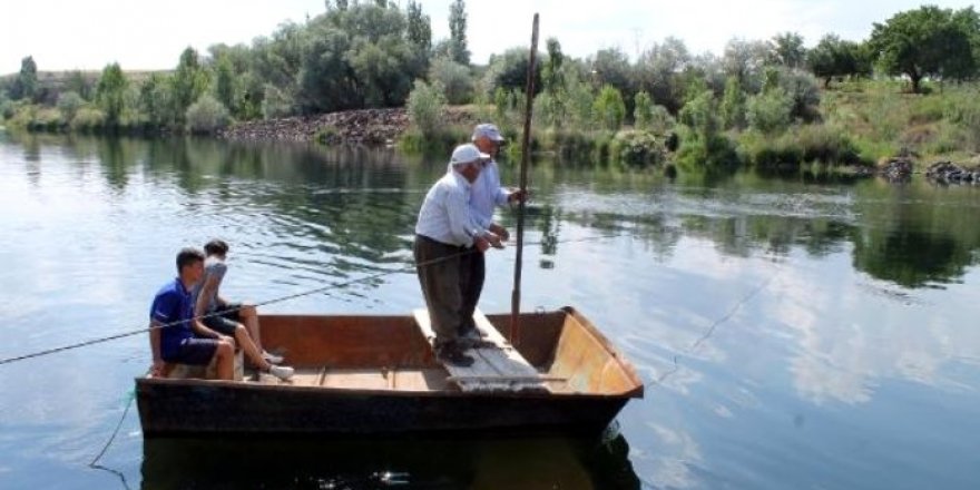 Bağ evine, kendi yaptığı sal ile gidiyor