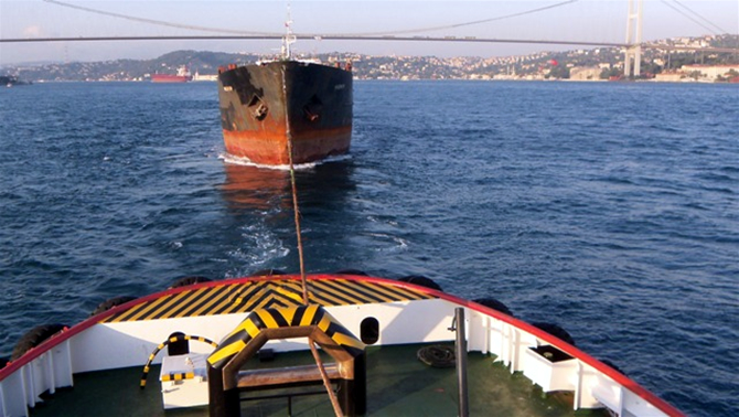 Boğaz'da makine arızası yapan gemi kurtarıldı