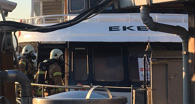 Üsküdar'da yolcu teknesi yandı
