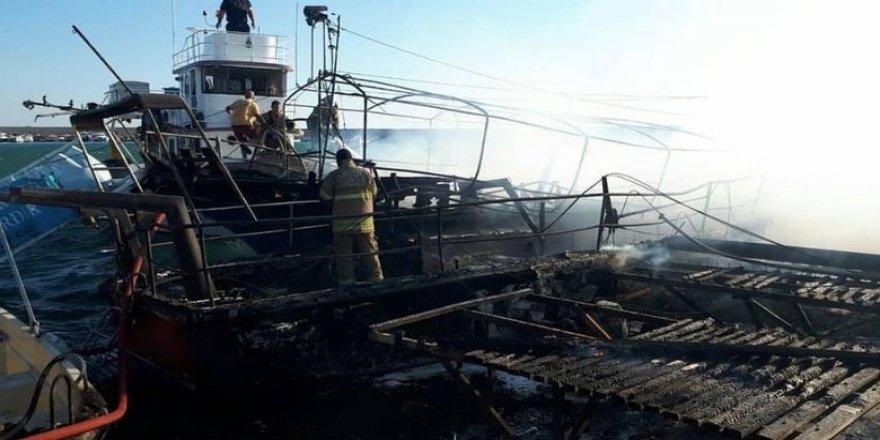 Karaburun'da 4 tekne birden yandı