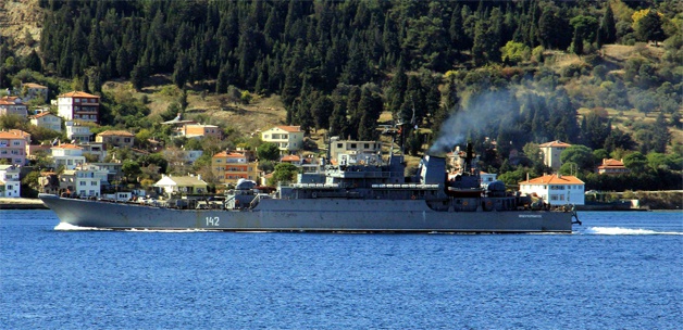 Rus savaş gemisi 'Yamal' Çanakkale'den geçti