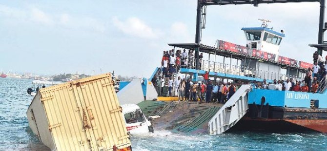 Çanakkale'de feribot iskelesinden araç düştü