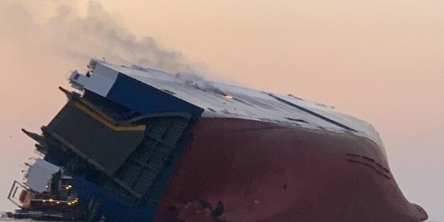 Georgia açıklarında kargo gemisi yandı