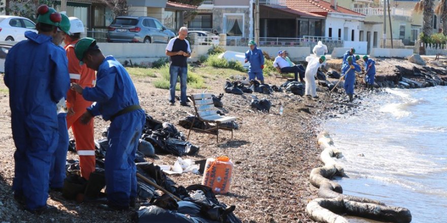 Foça'da sanayi tesisin atık havuzu taştı