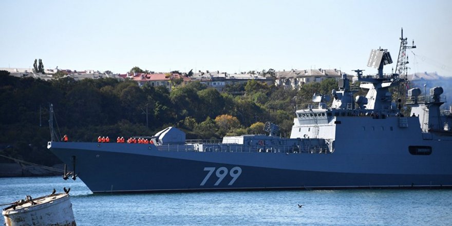 Amiral Makarov’dan Akdeniz’de gövde gösterisi