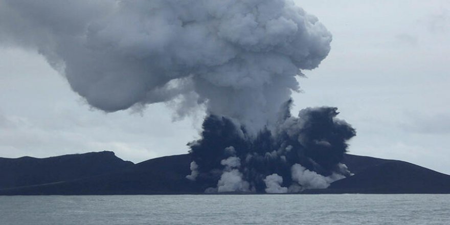 Denizaltı volkanı patladı, yeni bir ada daha doğdu